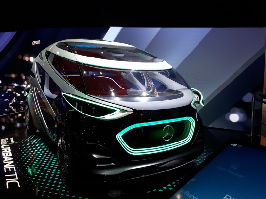 8일(현지시간) 미국 라스베이거스 컨벤션센터에서 열린 소비자가전쇼(CES) 2019 내 메르세데스-벤츠 전시 차량.    김양혁 기자